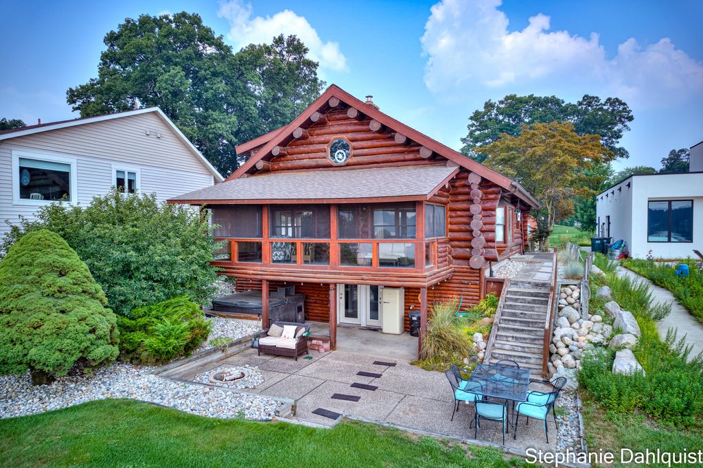 Photo of 1601 Westwind Court, Muskegon, MI 49445 (MLS # 26007962)