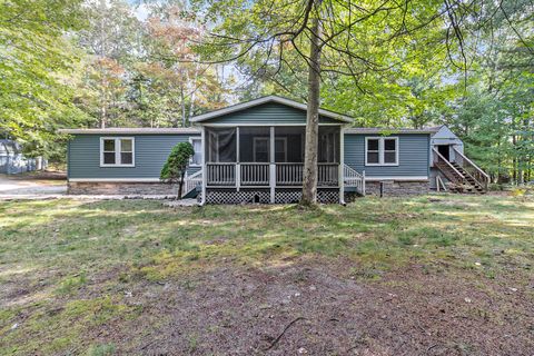 Photo of 9424 Ivanhoe Drive, Onekama, MI 49675 (MLS # 25050604)
