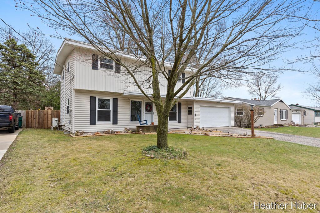 Photo of 8314 Peachtree Avenue NE, Rockford, MI 49341 (MLS # 26015436)
