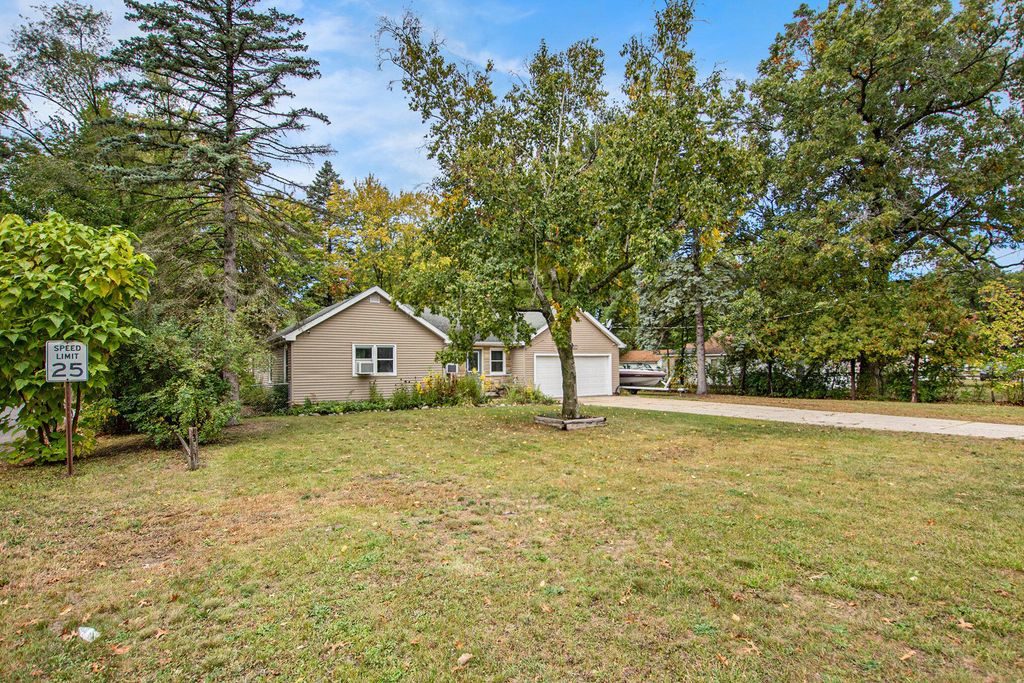 Photo of 687 S Sheridan Drive, Muskegon, MI 49442 (MLS # 25051947)