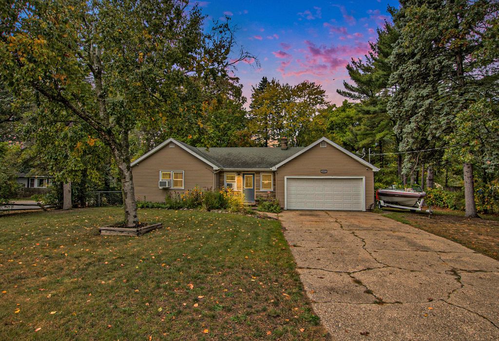 Photo of 687 S Sheridan Drive, Muskegon, MI 49442 (MLS # 25051947)