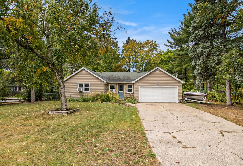 Photo of 687 S Sheridan Drive, Muskegon, MI 49442 (MLS # 25051947)