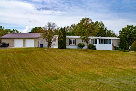 Photo of 2752 W Mosherville Road, Jonesville, MI 49250 (MLS # 25049395)