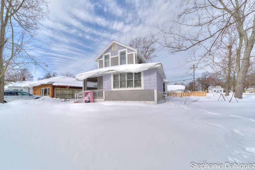 Photo of 1922 Oak Avenue, North Muskegon, MI 49445 (MLS # 26005146)