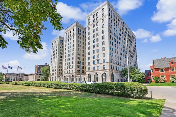 15 E KIRBY ST, DETROIT, MI 48202 - Image c8257ba5d77b3e248f061420d7008fe0/3354471317