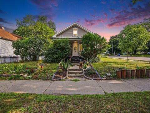 Photo of 215 E Melendy Street, Ludington, MI 49431 (MLS # 26038497)