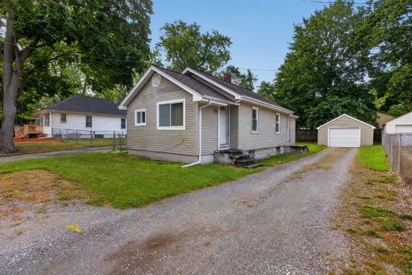 821 GRANT ST, JACKSON, MI 49203 - Image c8c8b36a5a73ef4a1177408fd51246a9/4040875925