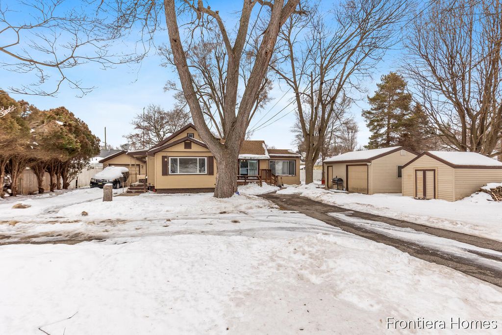 Photo of 147 Montrose Street NE, Grand Rapids, MI 49505 (MLS # 26005198)