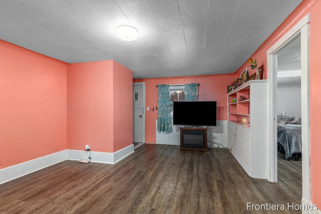 Photo of 147 Montrose Street NE, Grand Rapids, MI 49505 (MLS # 26005198)