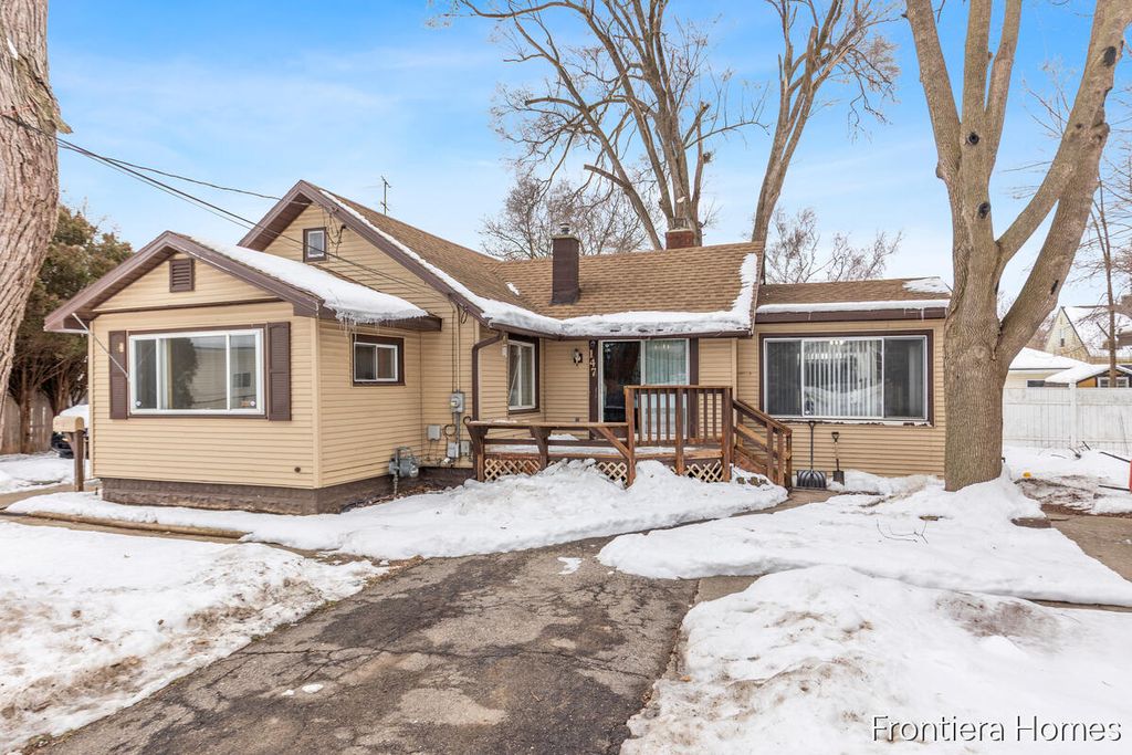 Photo of 147 Montrose Street NE, Grand Rapids, MI 49505 (MLS # 26005198)