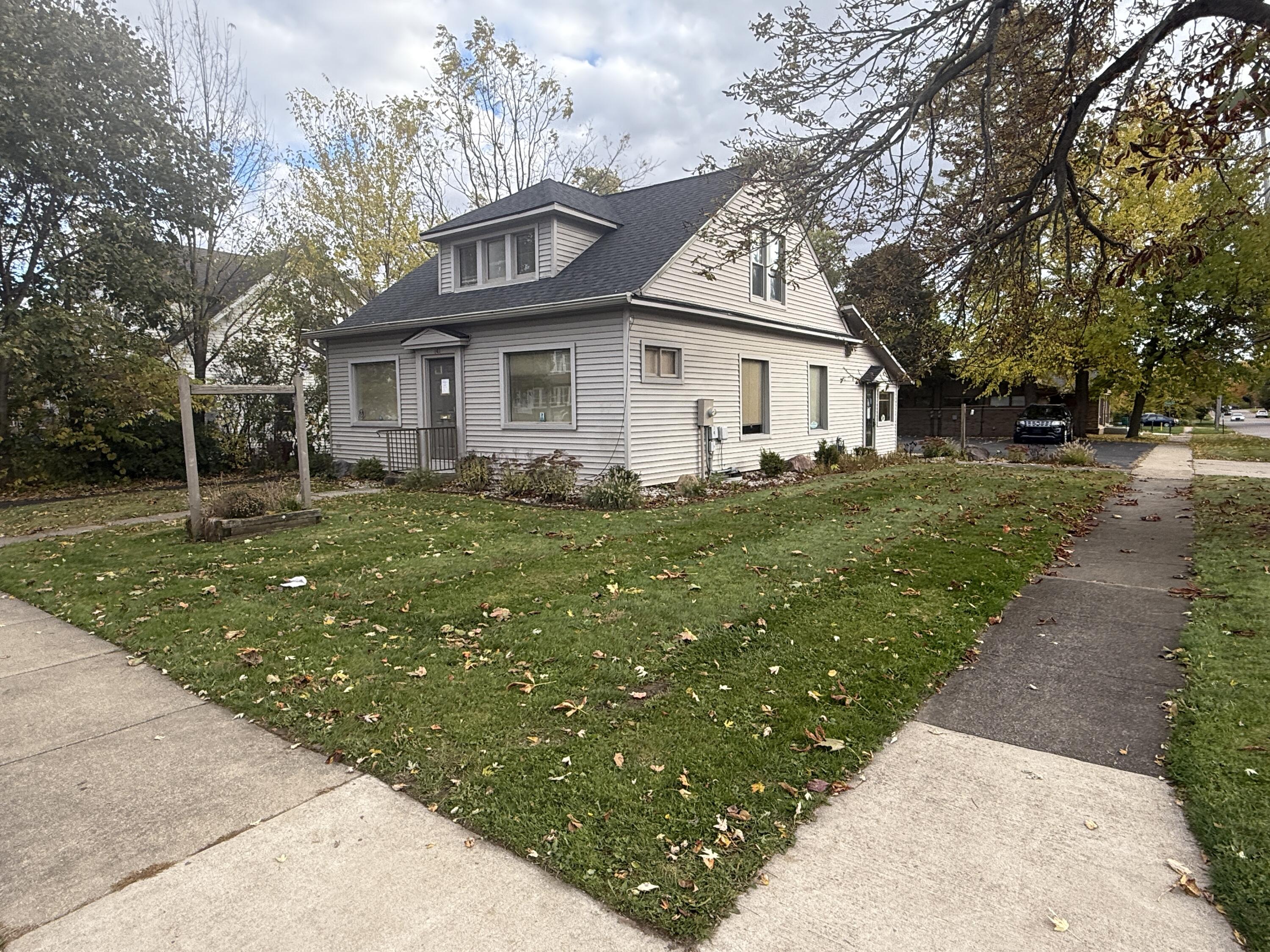 Photo 1 of 20 — 141 W Territorial Road, Battle Creek, MI 49015