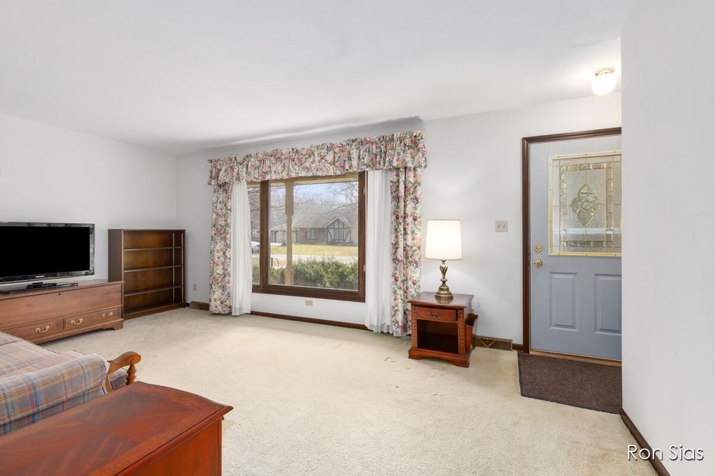 Photo of 17075 Lakeview Road, Holland, MI 49424 (MLS # 26011320)