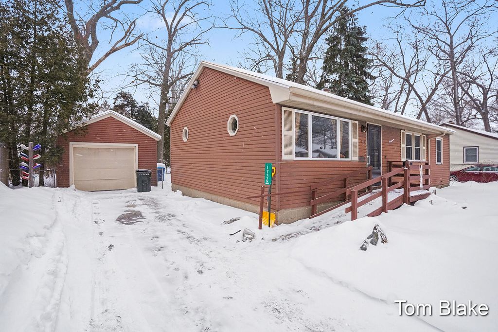 Photo of 1736 Montague Avenue, Muskegon, MI 49441 (MLS # 26004737)