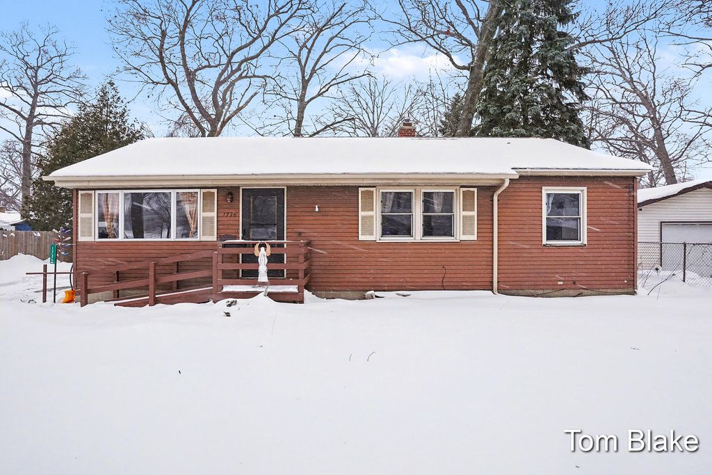 Photo of 1736 Montague Avenue, Muskegon, MI 49441 (MLS # 26004737)