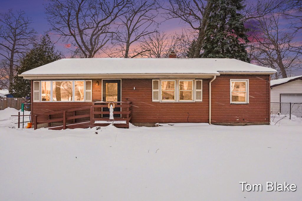 Photo of 1736 Montague Avenue, Muskegon, MI 49441 (MLS # 26004737)
