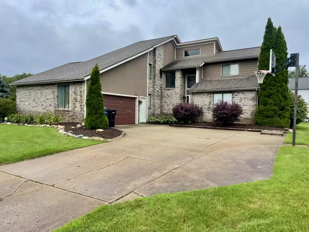 View South Lyon, MI 48178 house