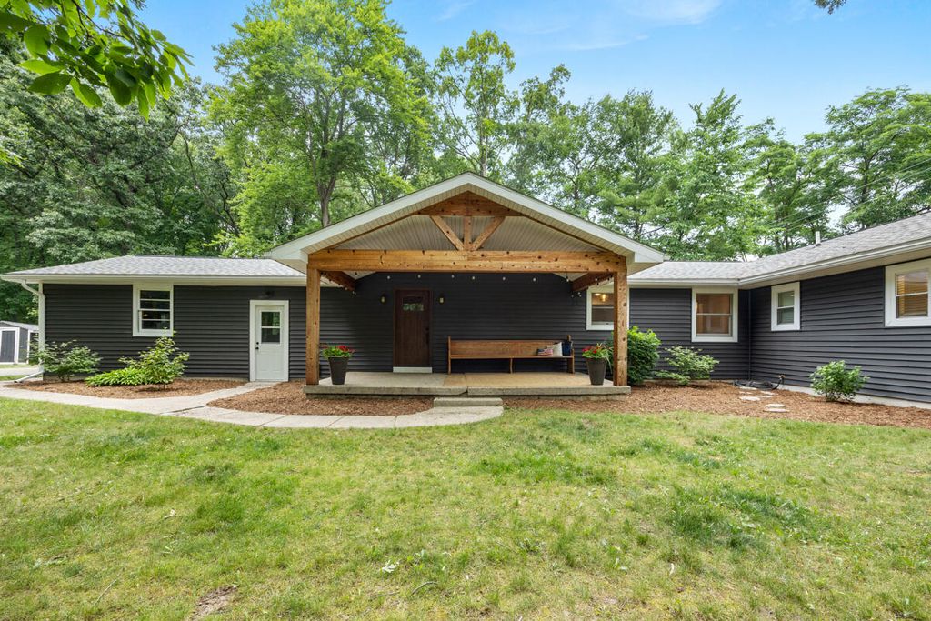 Photo of 1059 Cumberland Avenue SE, Lowell, MI 49331 (MLS # 26014735)