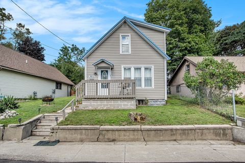 Photo of 292 6th Avenue, Manistee, MI 49660 (MLS # 25045546)