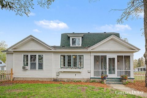 Photo of 424 Lincoln Lake, Lowell, MI 49331 (MLS # 26018805)