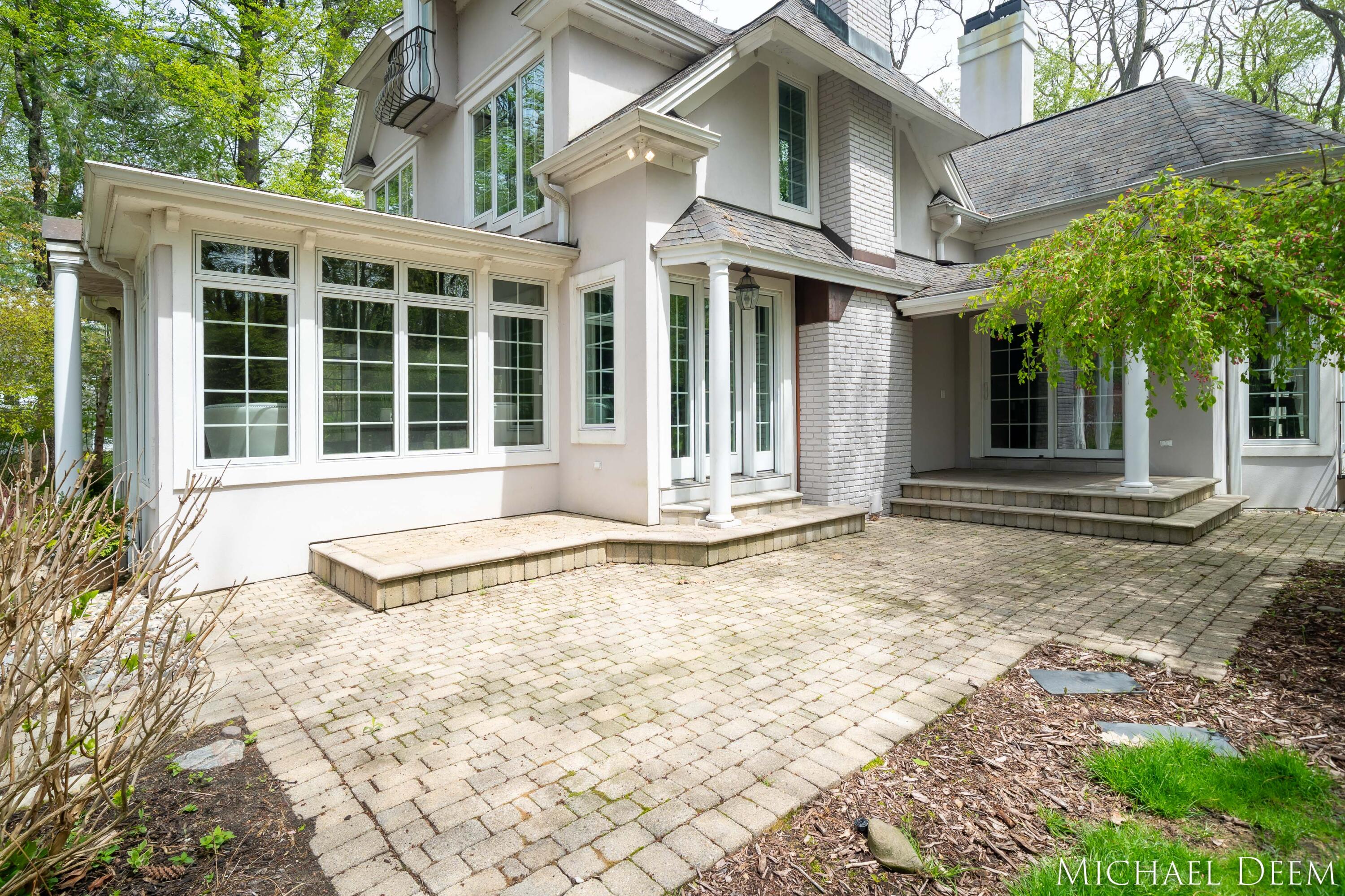 2743 Lakeshore Drive