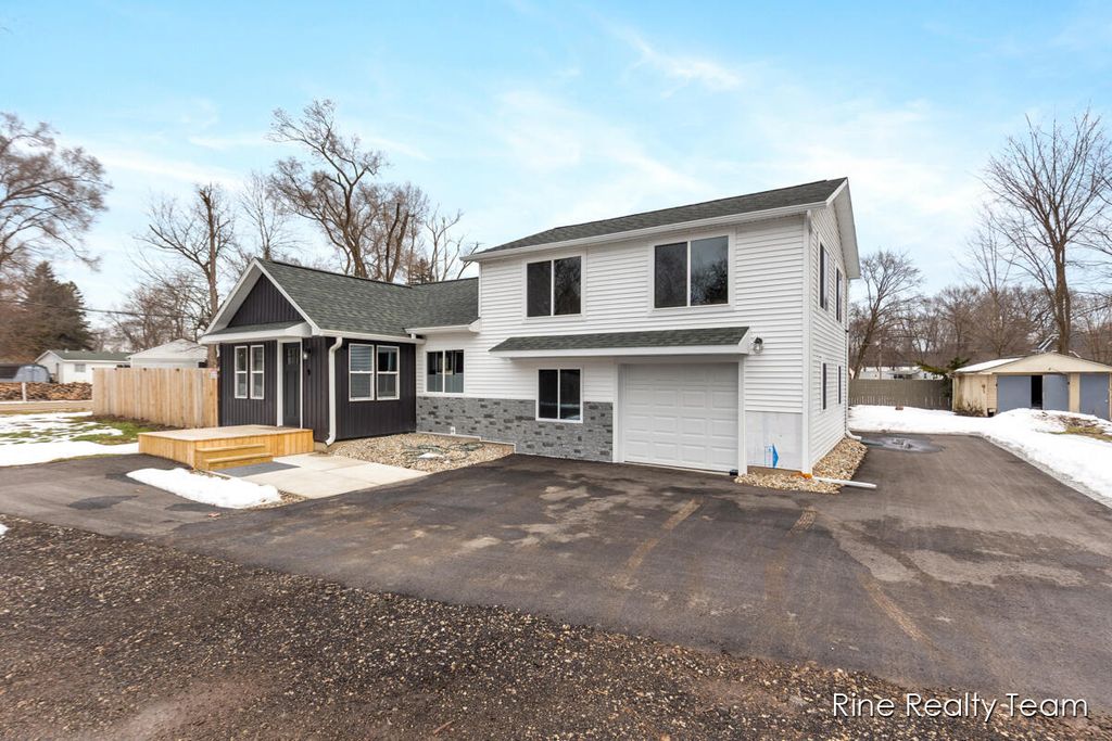 Photo of 68199 Sassafras Street, Edwardsburg, MI 49112 (MLS # 26005973)
