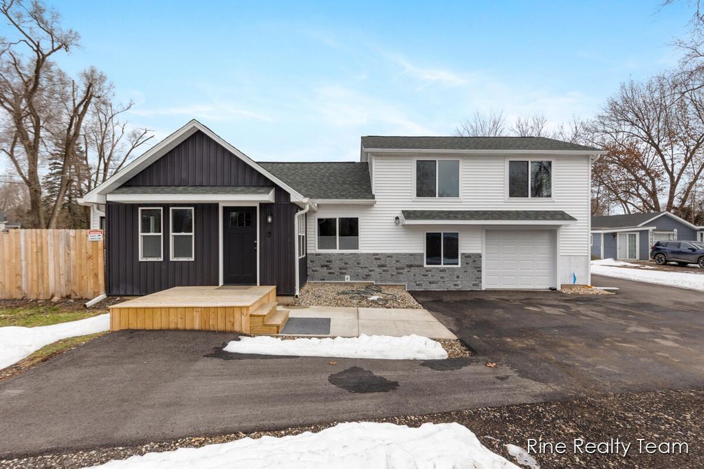 Photo of 68199 Sassafras Street, Edwardsburg, MI 49112 (MLS # 26005973)