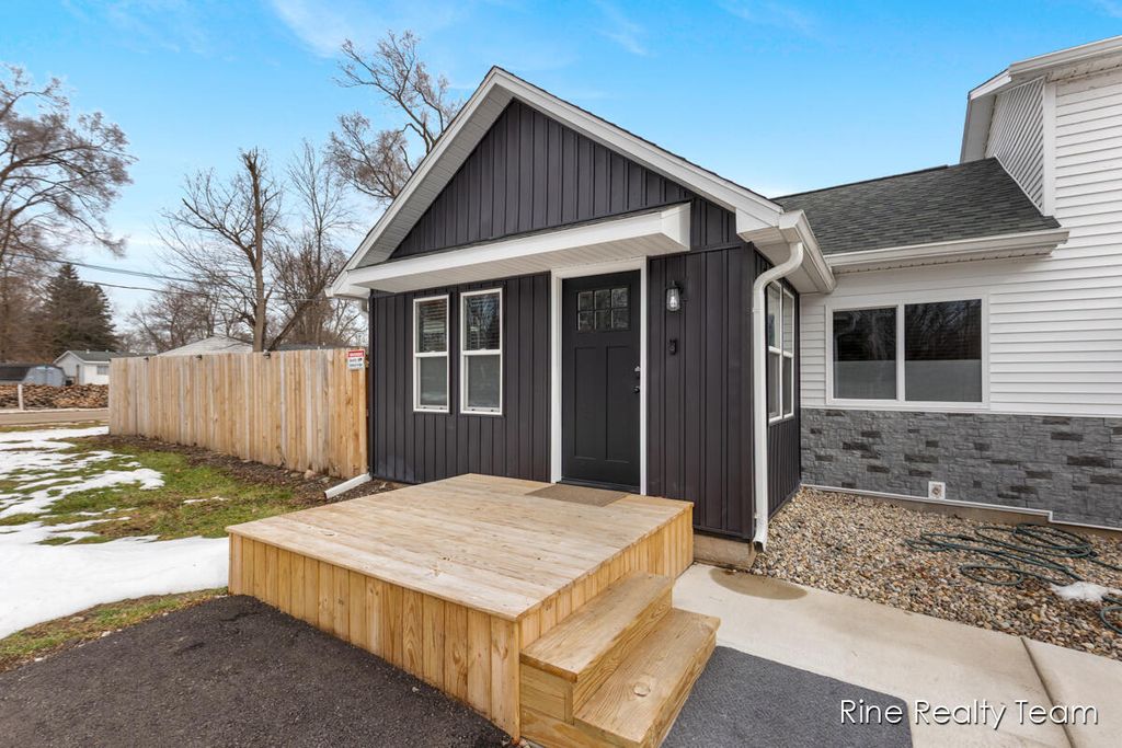 Photo of 68199 Sassafras Street, Edwardsburg, MI 49112 (MLS # 26005973)