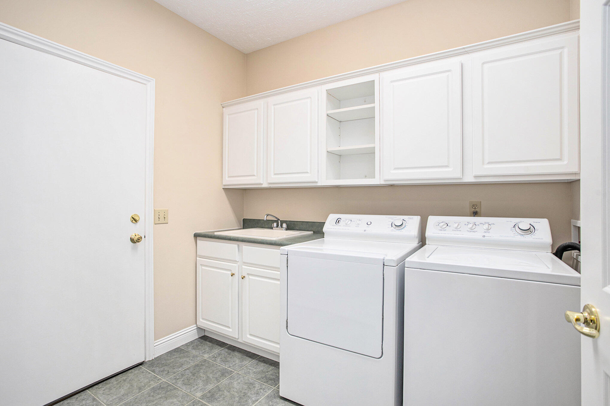 Kalamazoo, Michigan 49048, United States, 3 Bedrooms Bedrooms, ,3 BathroomsBathrooms,Residential,Active,83469