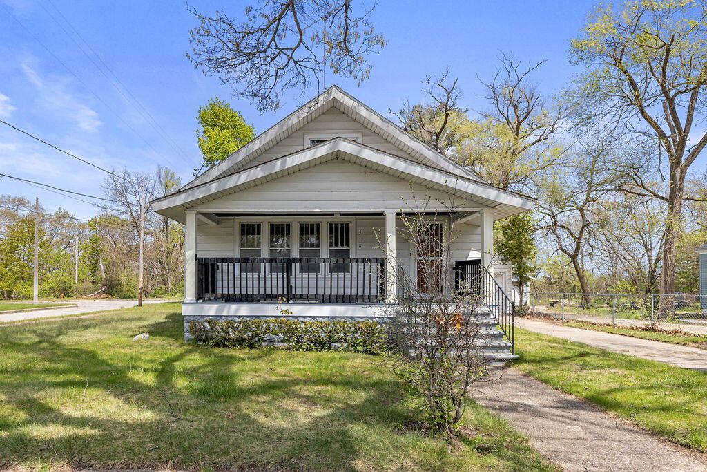 Photo of 410 Adams Avenue, Muskegon, MI 49442 (MLS # 25058435)