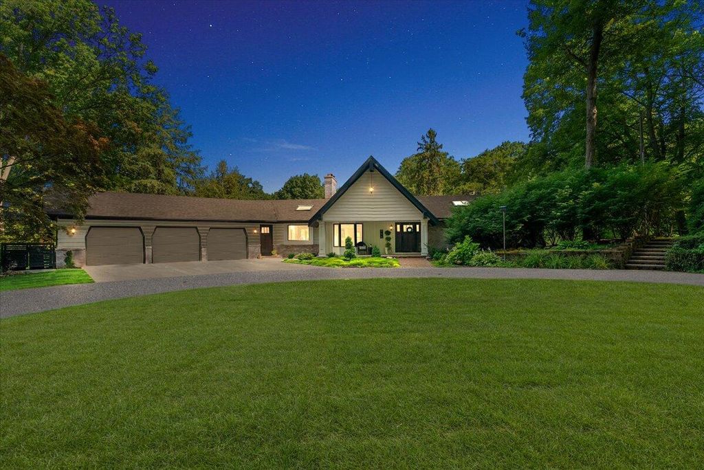 Photo of 955 Kenwood Drive, Holland, MI 49423 (MLS # 25043257)