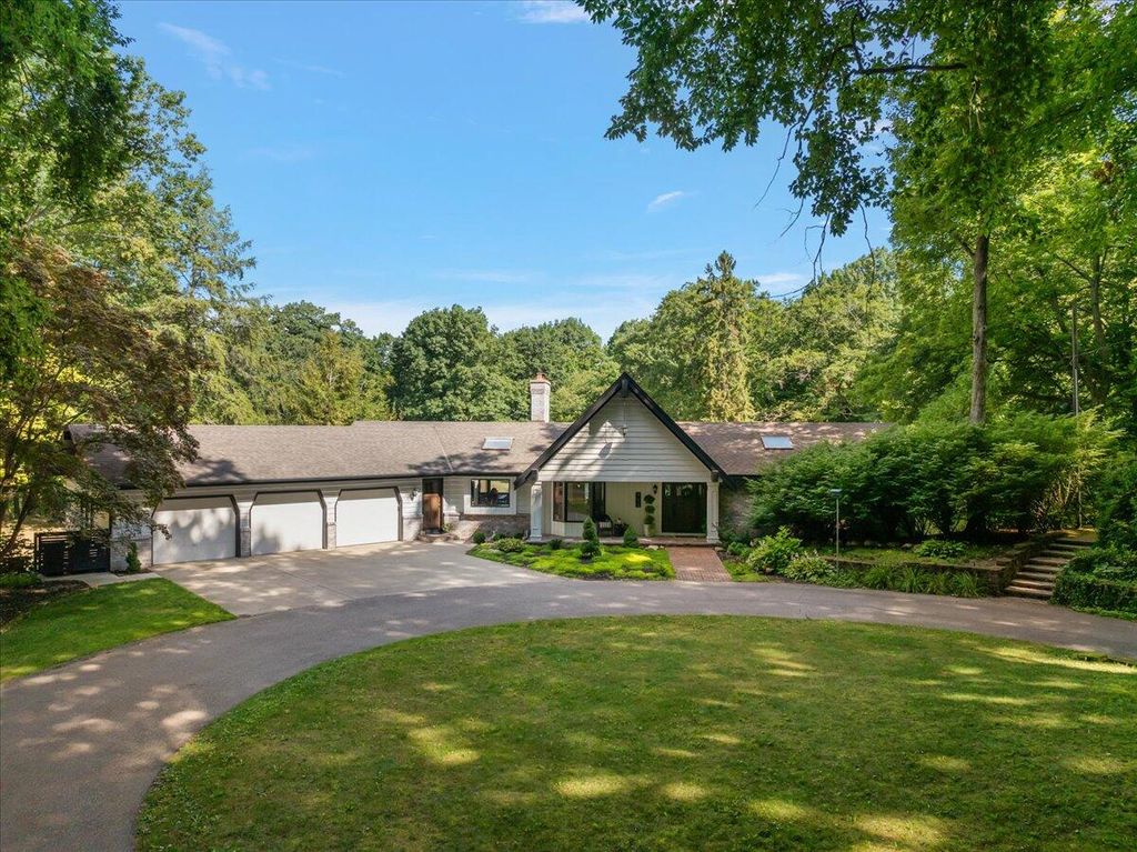 Photo of 955 Kenwood Drive, Holland, MI 49423 (MLS # 25043257)