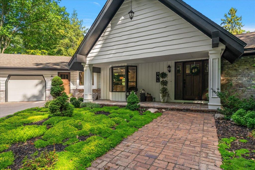 Photo of 955 Kenwood Drive, Holland, MI 49423 (MLS # 25043257)