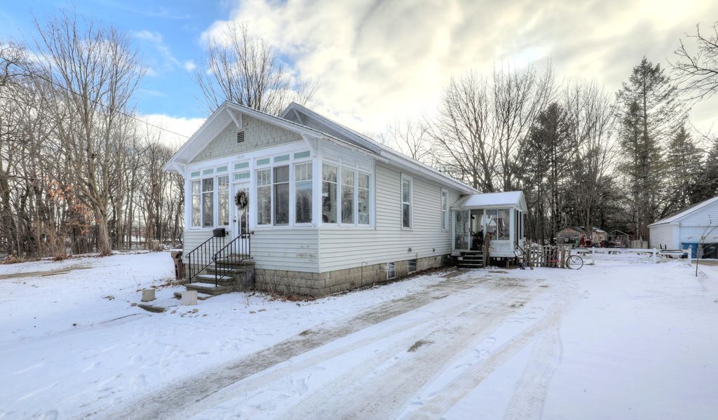 Photo of 1389 W Laketon Avenue, Muskegon, MI 49441 (MLS # 26001435)