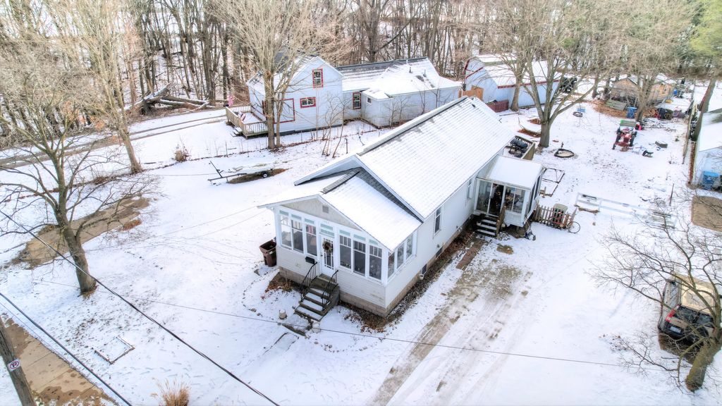 Photo of 1389 W Laketon Avenue, Muskegon, MI 49441 (MLS # 26001435)