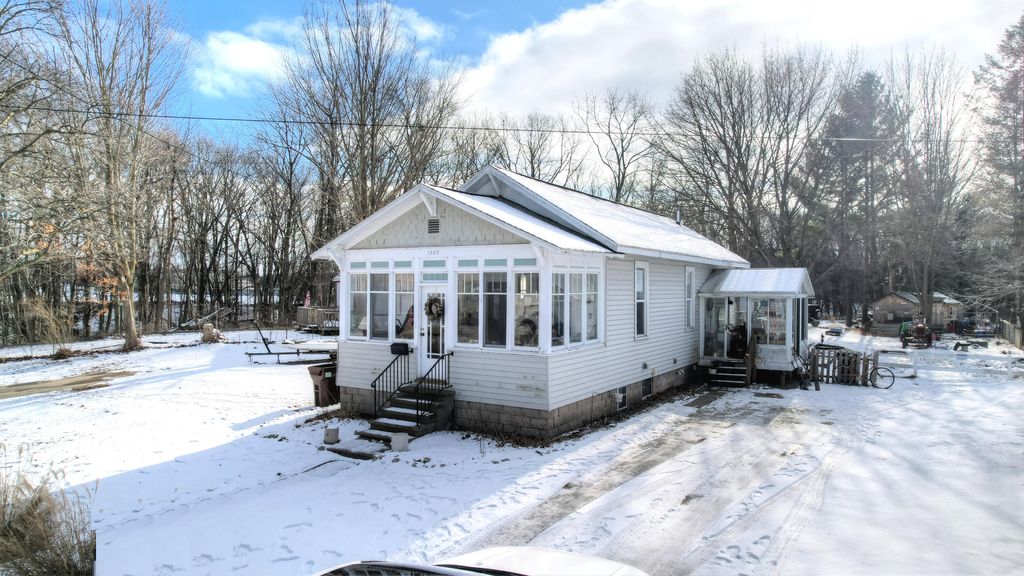 Photo of 1389 W Laketon Avenue, Muskegon, MI 49441 (MLS # 26001435)