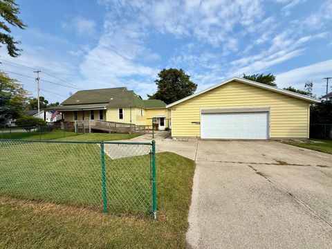 Photo of 1019 Vine Street, Manistee, MI 49660 (MLS # 25048457)