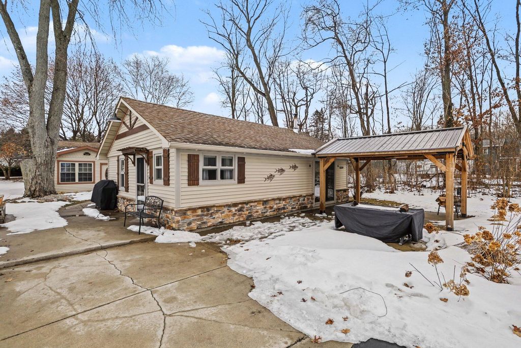 Photo of 50389 E Lake Shore Drive, Dowagiac, MI 49047 (MLS # 26005975)
