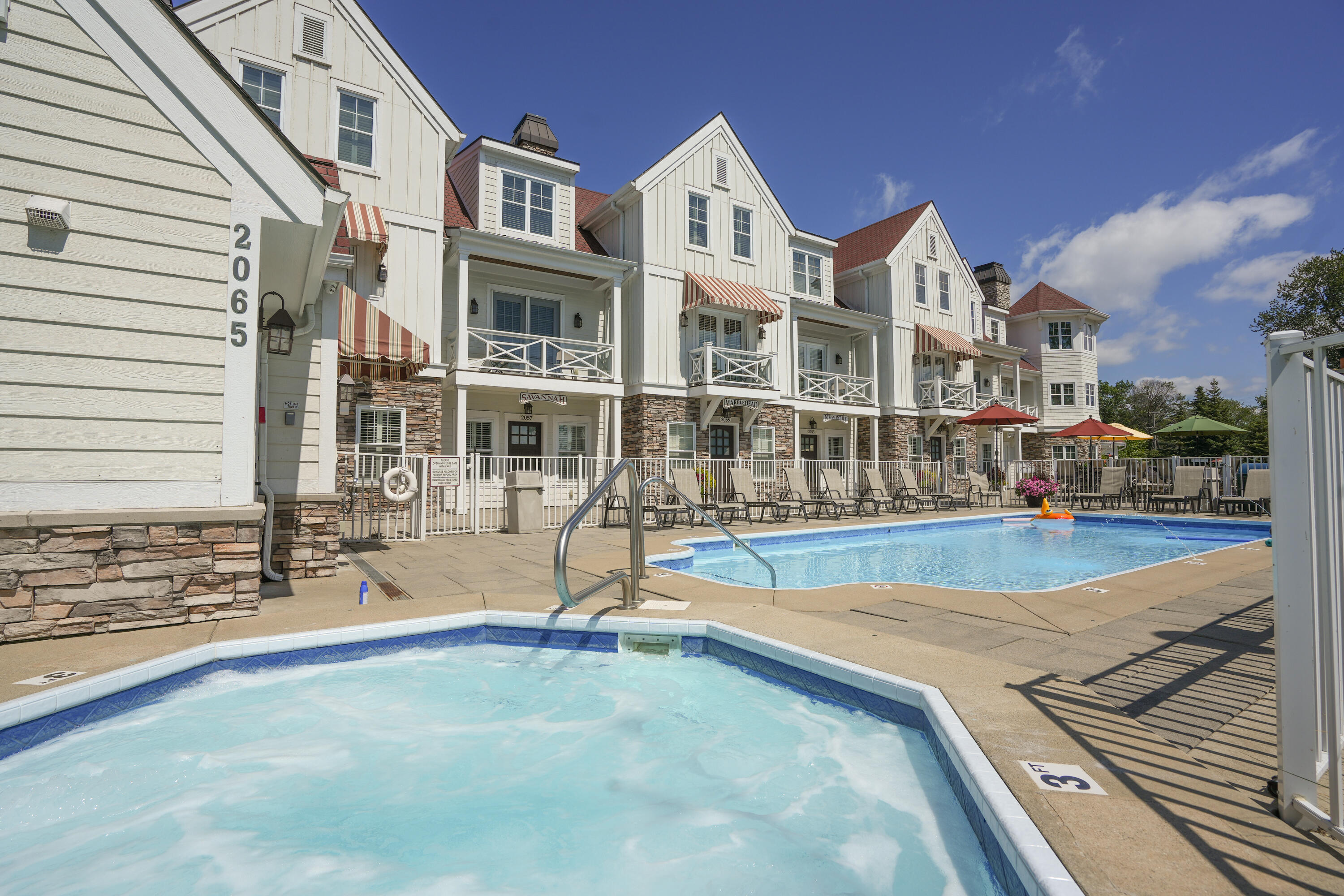 View Holland, MI 49424 condo