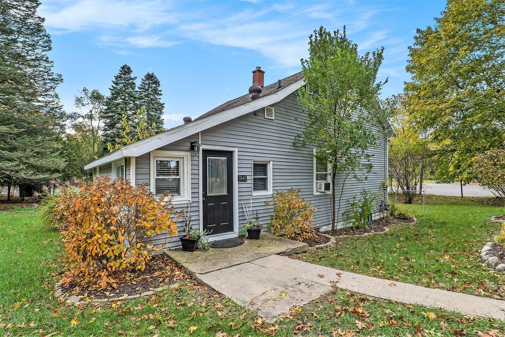 Photo of 1840 Richmond Street NW, Grand Rapids, MI 49504 (MLS # 25056355)