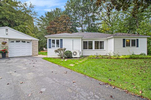 Photo of 1540 Lakeshore Drive Dr, Ludington, MI 49431 (MLS # 26015727)