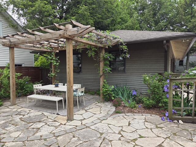 Kalamazoo, Michigan 49008, United States, 4 Bedrooms Bedrooms, ,3 BathroomsBathrooms,Residential,Active,128415