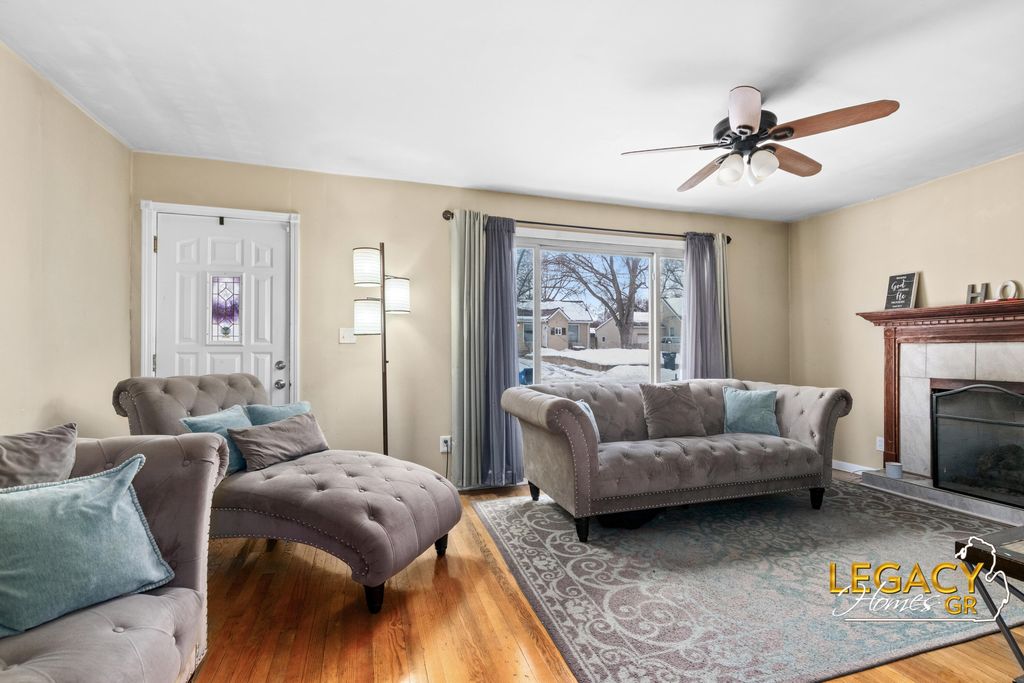 Photo of 2926 Charlesgate Avenue SW, Wyoming, MI 49509 (MLS # 26005157)