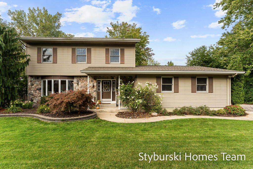 Photo of 16141 Terrace Road, Spring Lake, MI 49456 (MLS # 25049212)