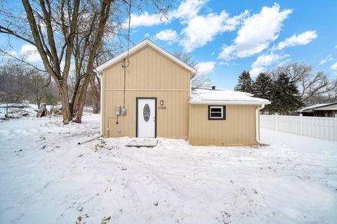 Photo of 1720 Main Street, Jonesville, MI 49250 (MLS # 26004381)
