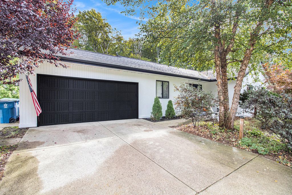 Photo of 12919 Sikkema Drive, Grand Haven, MI 49417 (MLS # 25052901)
