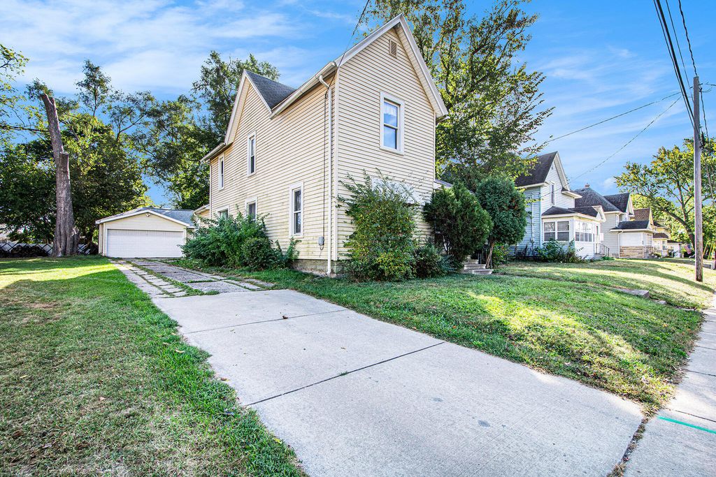 Photo of 819 N West Avenue, Jackson, MI 49202 (MLS # 25050836)