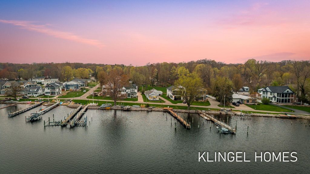 Photo of 16527 Lakeview Street, Spring Lake, MI 49456 (MLS # 26018260)