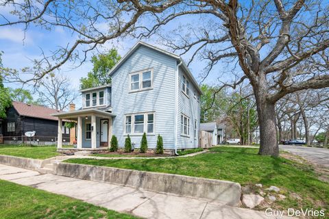Photo of 1936 Lafayette Avenue NE, Grand Rapids, MI 49505 (MLS # 26018886)