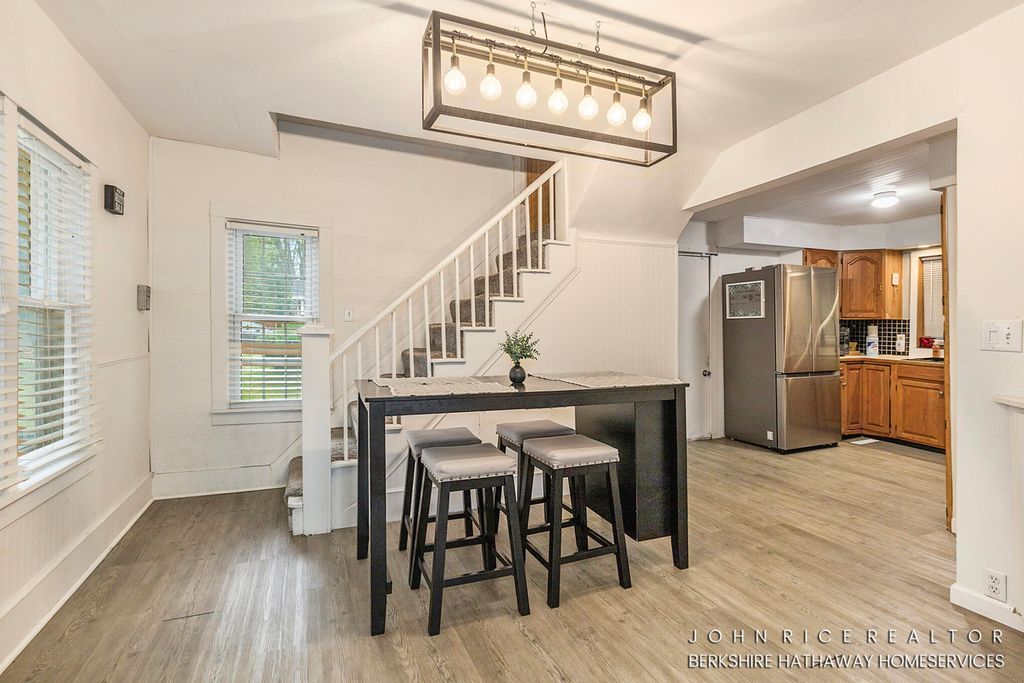 Photo of 107 S Main Street, Rockford, MI 49341 (MLS # 25042689)