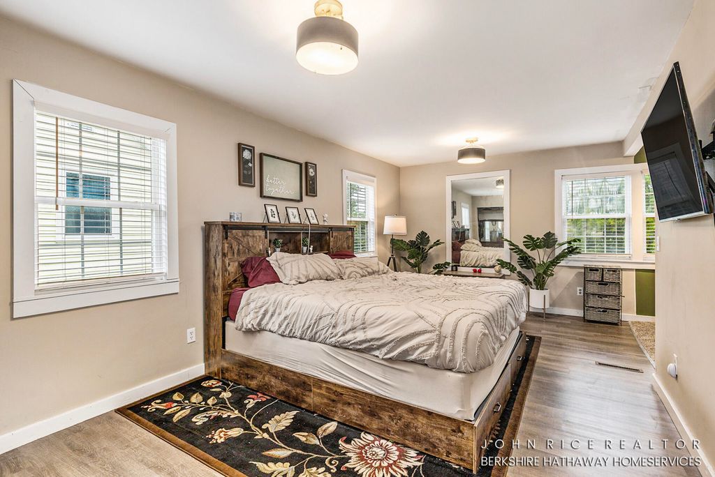 Photo of 107 S Main Street, Rockford, MI 49341 (MLS # 25042689)